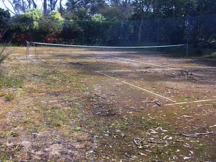 A neglected granitic sand court